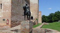 Végvári vitéz lovasszobra a Gyulai vár bejáratánál 