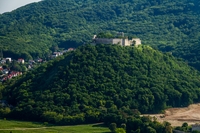 A Hainburgi vár magasodik a szemközti hegy csúcsán