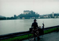 Esőruhában a Donauradwegen, a háttérben Grein
